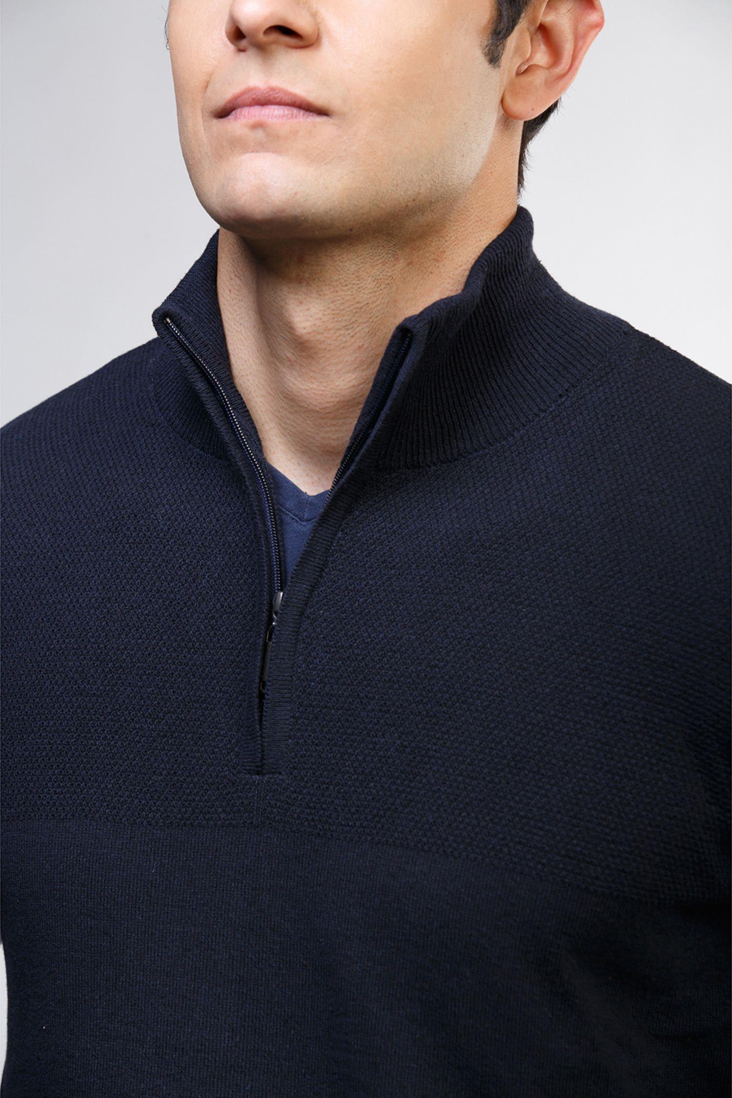 Suéter azul marino de hombre con cremallera y cuello alto en tejido de punto.